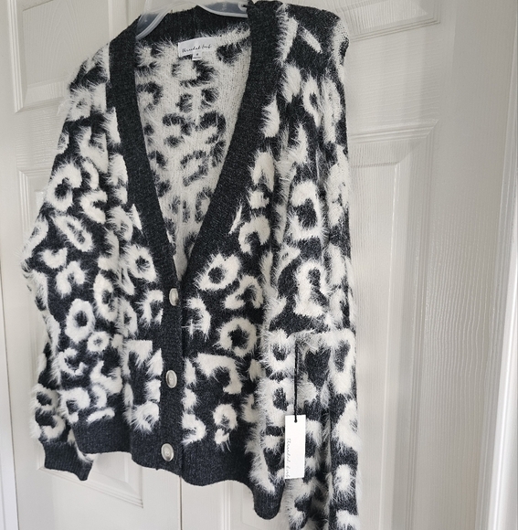 NWT Threaded Leaf Fuzzy V-Neck Cardigan w 3 Buttons, Gray & White Medium - Picture 5 of 11